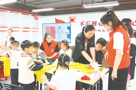 环市街道盘活党群服务阵地资源，在各社区党群服务中心开展丰富的活动。图为江侨社区在举行“收纳课”。