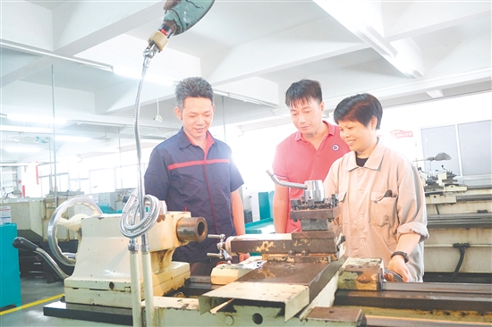 陈建欢（右一）和她教过的学生交流技术经验。