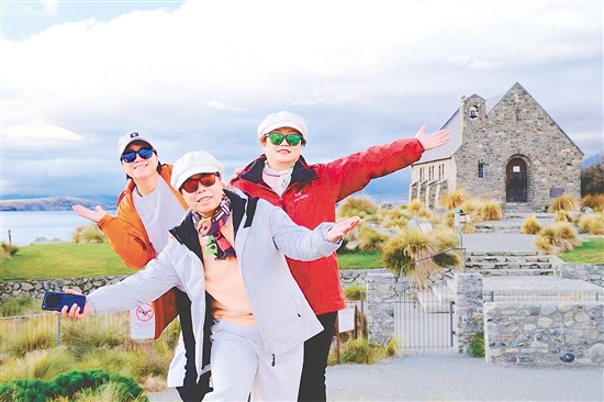 图为江门市民在新西兰旅游时的照片。旅行社供图