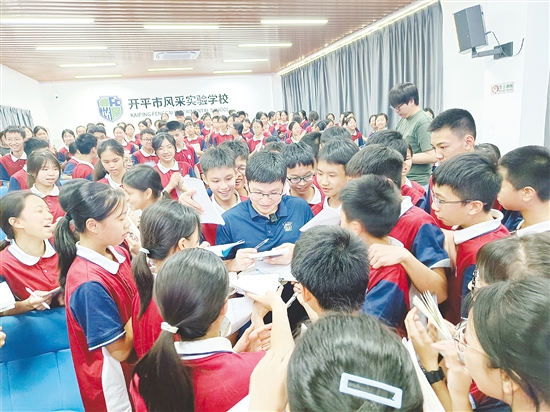 讲座结束后，同学们纷纷围着徐博士索取签名，一些同学还意犹未尽地继续向他提问。