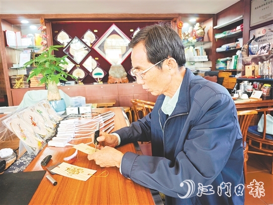 廖惠林使用电烙笔绘制葵艺书签。 廖惠林使用电烙笔绘制葵艺书签。