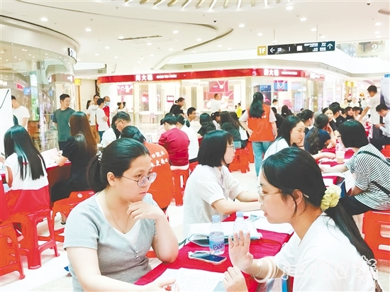 台山市构建“驿站+市场+企业”三位一体服务模式,通过定期举办专场招聘会、开发零工即时对接平台、建立重点企业用工联盟,实现就业服务24小时“不打烊”。 台山市构建“驿站+市场+企业”三位一体服务模式,通过定期举办专场招聘会、开发零工即时对接平台、建立重点企业用工联盟,实现就业服务24小时“不打烊”。