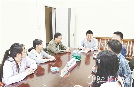 吴文彪(中)整合各方力量资源,努力化解矛盾纠纷。 吴文彪(中)整合各方力量资源,努力化解矛盾纠纷。