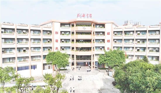 邑大附中1号楼翻新后，崭新的墙面色彩明亮，给人焕然一新的感觉。