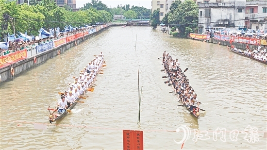 扒丁们在比赛中奋力划桨。