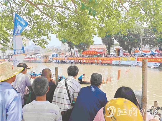 龙舟竞渡热闹上演，大量市民游客现场观看。