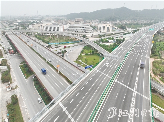 三江镇交通网络四通八达，物流畅通，有力支撑经济社会高质量发展。