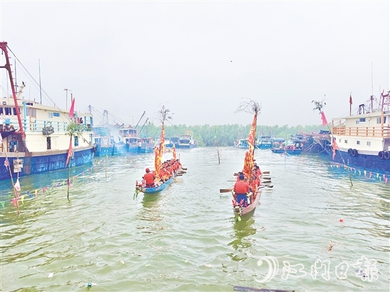 5月28日,汶村镇渔业村村民在横山渔港举行龙舟巡游活动。 5月28日,汶村镇渔业村村民在横山渔港举行龙舟巡游活动。