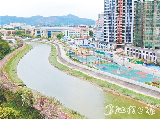 大江镇滨水休闲公园已成为群众健康休闲的“热门打卡地”。