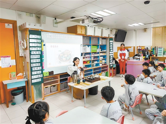 江门幼专学子为澳门小朋友表演茶艺。