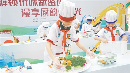 同学们做饭菜做得有模有样。