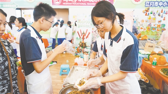 学生现场制作白水角。