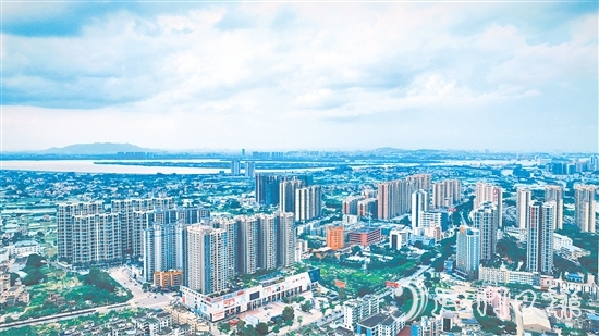 鹤山市将全国文明城市创建与省“百千万工程”典型县建设紧密结合、协同推进，着力推进城乡区域协调发展。图为鹤山城区新貌。