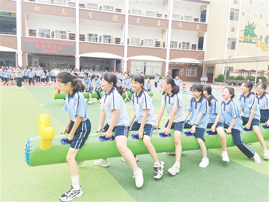 各班参赛学生以腿为桨、以手为舵，配合默契、奋勇向前。