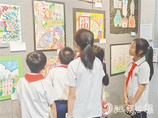 充满童趣的绘画作品吸引不少学生驻足欣赏。 充满童趣的绘画作品吸引不少学生驻足欣赏。
