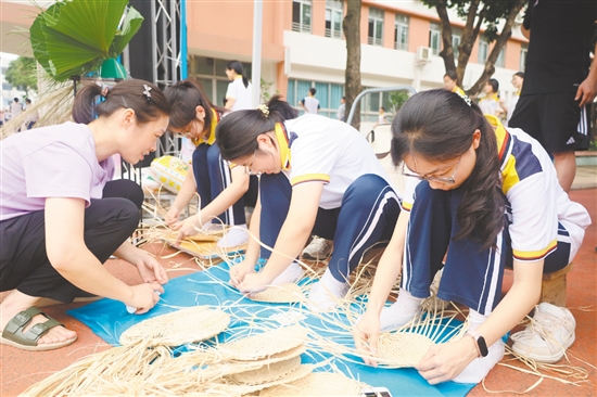 游园活动现场。