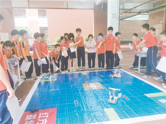 科创盛宴让学生们沉浸其中。