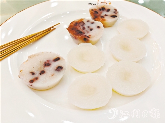 钵仔糕晶莹剔透、滑嫩弹润。