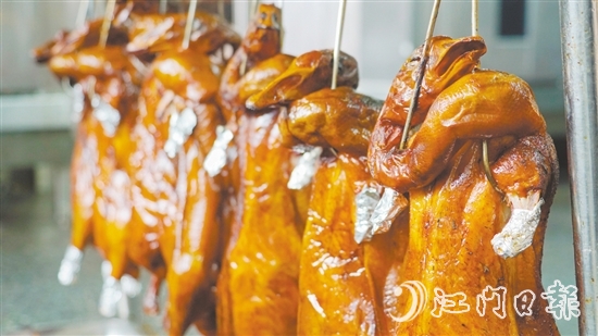 新鲜出炉的烧鹅表皮鲜红油润，让人食指大动。