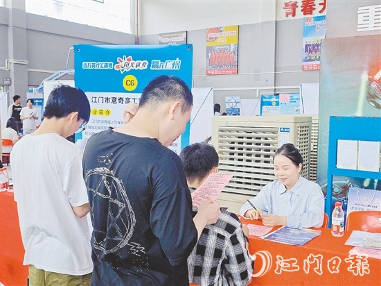 招聘会现场，企业与求职者充分沟通。