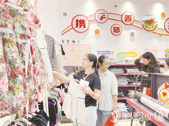 城东慈善超市成为一个爱心营地。