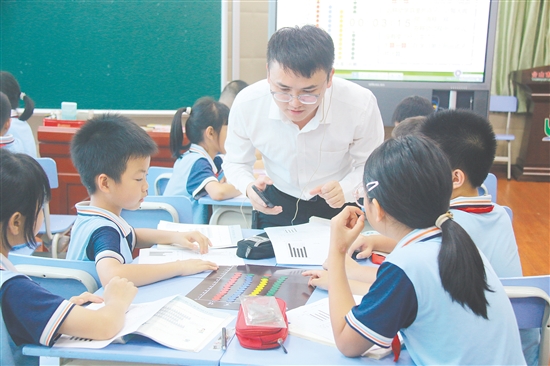学校通过专家讲学、教师培训、公开课研讨、“青蓝工程”等多元路径，为教师搭建成长平台。