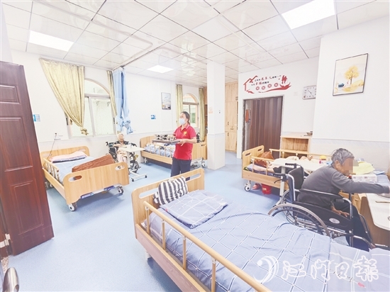 在鹤山市社会福利院，长者们的房间变得更加明亮、舒适。