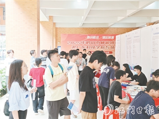 桃源镇组织重点企业赴高校举办专场招聘会。