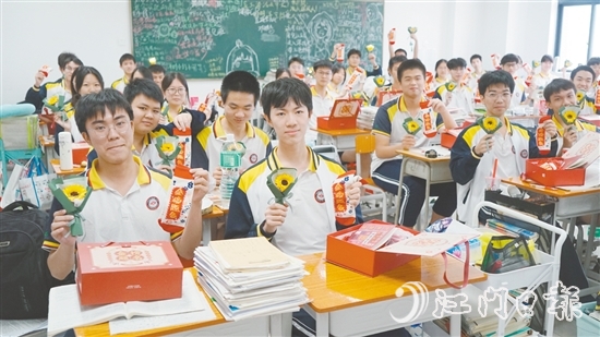 江门一中高三（13）班班主任和家委给同学们准备了“高考加油包”。