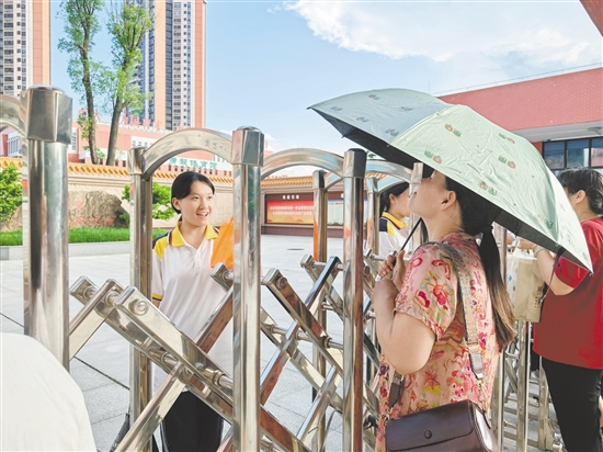 不少家长为孩子送来“爱心餐”。