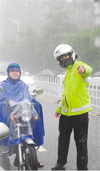 交警全程不撑伞，在大雨中维持交通。