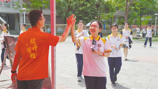 江门一中考点，考生们步伐坚定地走进考场。