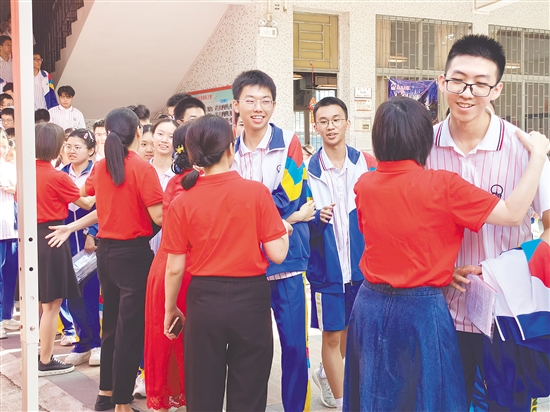 考前，老师与考生击掌拥抱，给予他们温暖与力量。