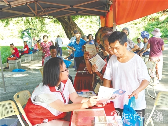 工作人员向市民宣传新修订的档案法,普及家庭档案建档知识。 工作人员向市民宣传新修订的档案法,普及家庭档案建档知识。