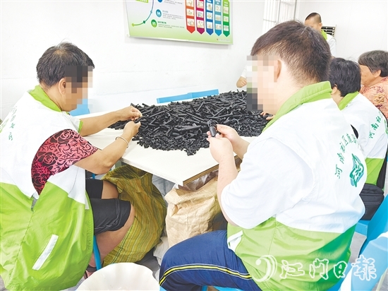 在恩平市残联的大力支持下,“天使助残”残疾人手工坊拓宽辅助就业渠道,帮助更多残疾人就业增收。 在恩平市残联的大力支持下,“天使助残”残疾人手工坊拓宽辅助就业渠道,帮助更多残疾人就业增收。