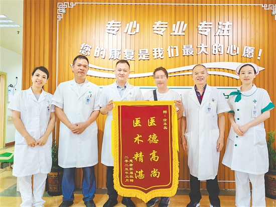 患者为医护人员送上锦旗。