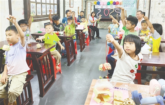 学堂开展丰富多彩的活动，注重培养孩子的兴趣爱好。