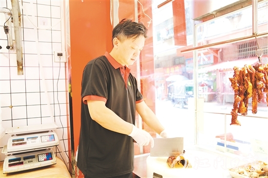 温伟荣参加马冈鹅烹饪技艺专业培训班,收获颇丰。 温伟荣参加马冈鹅烹饪技艺专业培训班,收获颇丰。