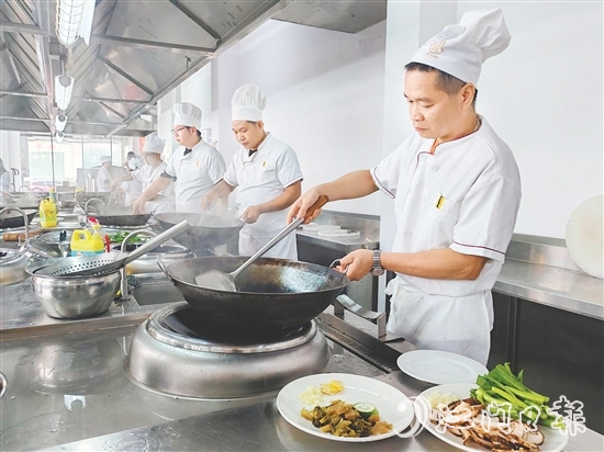 近年来,开平市人社局依托“粤菜师傅”技能大师工作室及企业实训基地,累计培养持证“粤菜师傅”超1000人。 近年来,开平市人社局依托“粤菜师傅”技能大师工作室及企业实训基地,累计培养持证“粤菜师傅”超1000人。