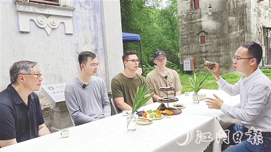 胡毓航和三个儿子通过地方美食了解家乡风土人情。 胡毓航和三个儿子通过地方美食了解家乡风土人情。