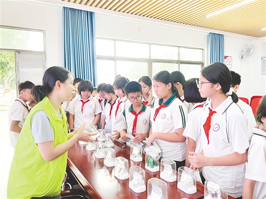 禁毒社工向学生讲解禁毒知识。