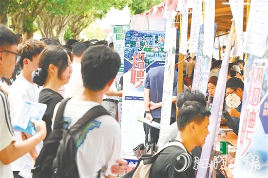 招聘活动现场人头攒动。