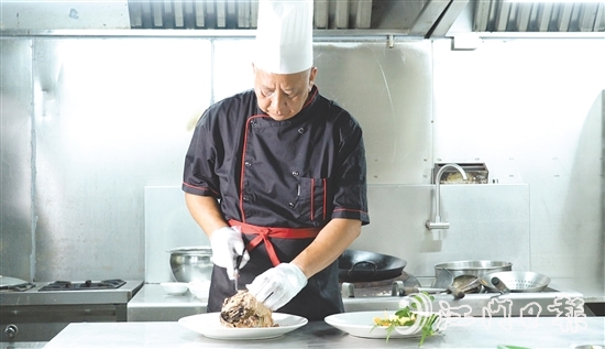 钟景维多年来潜心研究新会陈皮药膳菜谱。