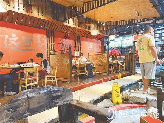 近期，很多外地游客到新会石涧故事私房菜品尝《三餐四季》同款陈皮药膳。