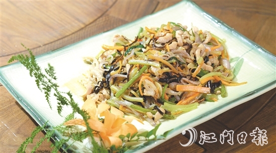 陈皮五彩丝色彩斑斓、口感丰富。