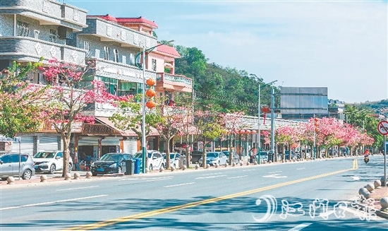 三合镇温泉村将生态优势转化为发展优势,打造“水清岸绿、设施完善、乡风文明”的宜居环境。 三合镇温泉村将生态优势转化为发展优势,打造“水清岸绿、设施完善、乡风文明”的宜居环境。