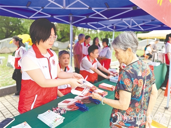 工作人员向群众普及档案法、档案法实施条例等法律法规知识,增强群众的档案法治观念。 工作人员向群众普及档案法、档案法实施条例等法律法规知识,增强群众的档案法治观念。