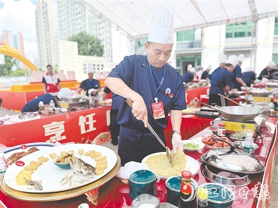 赛事邀请来自香港、澳门、顺德、台山的12支队伍参加,四地厨师共同开启一场美味与匠心的盛宴。 赛事邀请来自香港、澳门、顺德、台山的12支队伍参加,四地厨师共同开启一场美味与匠心的盛宴。
