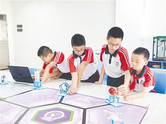 学校机器人格斗团队在练习编写格斗策略程序。