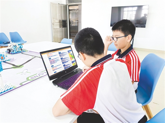 东区学校构建起科创教育与志趣教育深度融合的特色育人体系。图为同学们沉浸式体验编程课程的乐趣。